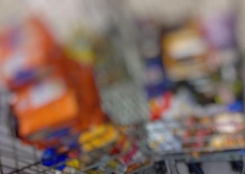 Procon apreende mais de 45kg de carnes estragadas e 382 produtos vencidos em Manaus