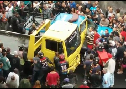 Caminhão na contramão atropela 10 pessoas; motorista e 1 pedestre morrem