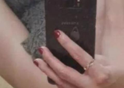 Mulher posta selfie nua em perfil oficial de Ministério da Defesa e viraliza na internet