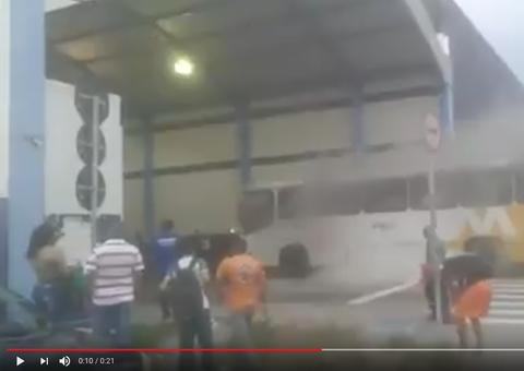 Ônibus começa a pegar fogo no T2 e revolta usuários de transporte coletivo em Manaus