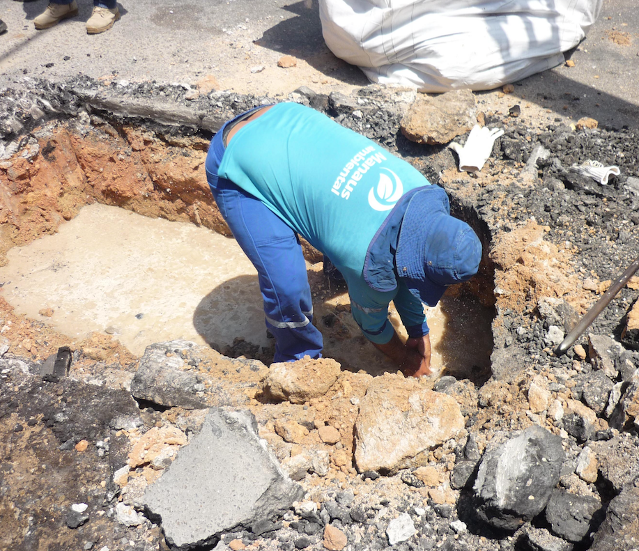 Sem água há 4 dias, moradores têm fornecimento normalizado em rua de Manaus