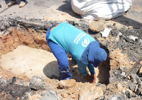 Sem água há 4 dias, moradores têm fornecimento normalizado em rua de Manaus