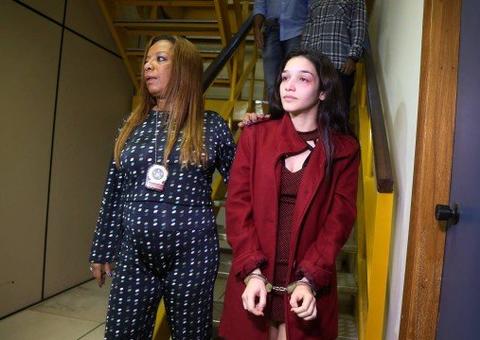 Justiça decide soltar namorada de médico que operava em casa