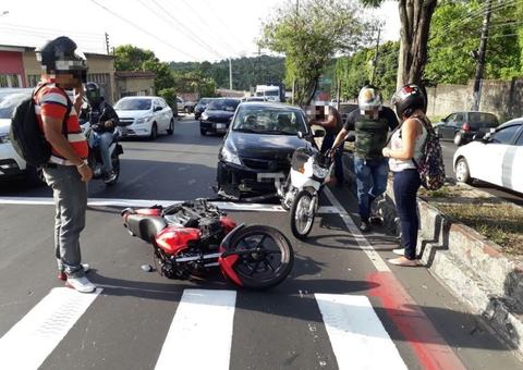 Colisão e carreta em pane deixam trânsito caótico na av. General Rodrigo Otávio