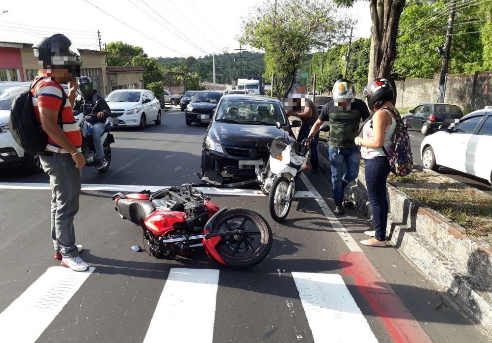 Colisão e carreta em pane deixam trânsito caótico na av. General Rodrigo Otávio