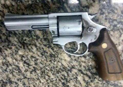 Após denúncias, jovem é preso com arma e munições em Manaus