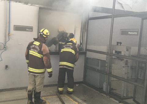 Incêndio destrói depósito de peças em Manaus