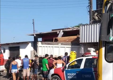 Caminhão desgovernado invade casa e moradores ficam presos às ferragens em Manaus