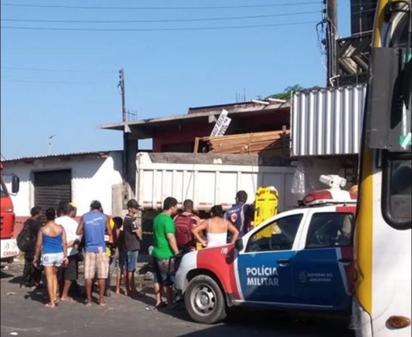 Caminhão desgovernado invade casa e moradores ficam presos às ferragens em Manaus