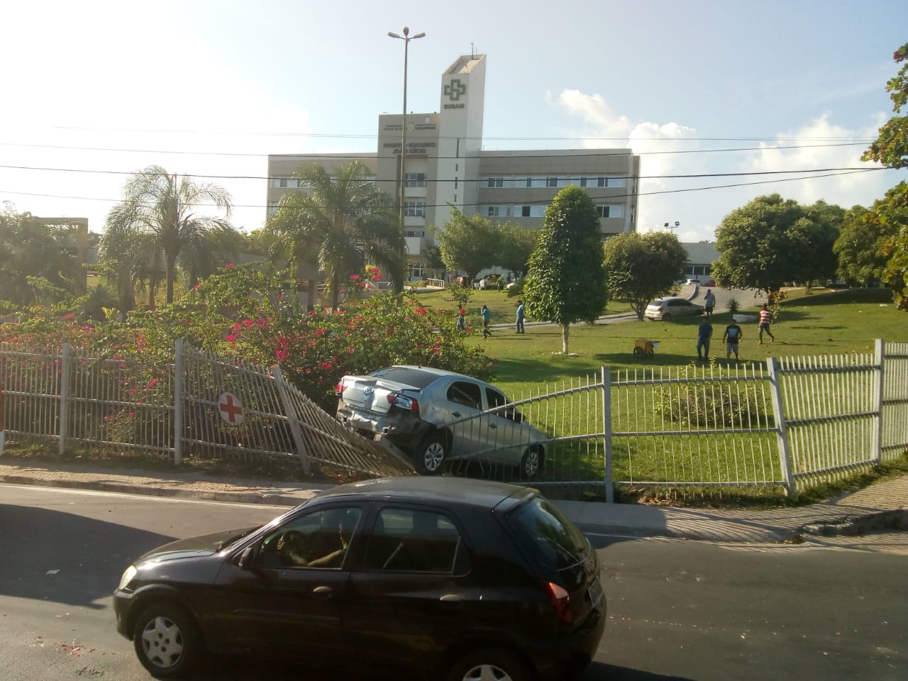 Acidente: Carro fica preso em grade do hospital João Lúcio em Manaus