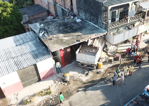Motociclista avisou moradores sobre caminhão desgovernado que invadiu casa