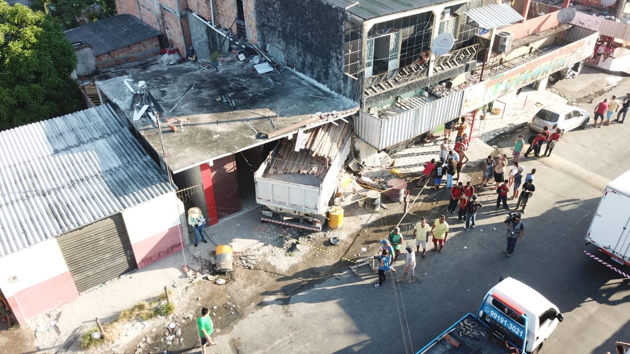Motociclista avisou moradores sobre caminhão desgovernado que invadiu casa