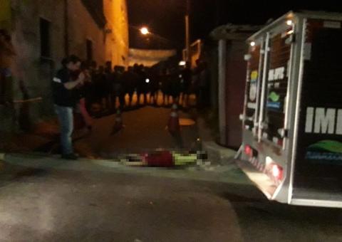 Homem passa com moto em rua e é assassinado a tiros em Manaus