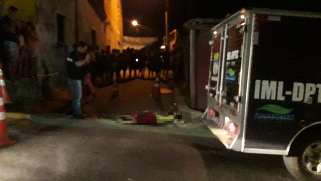 Homem passa com moto em rua e é assassinado a tiros em Manaus