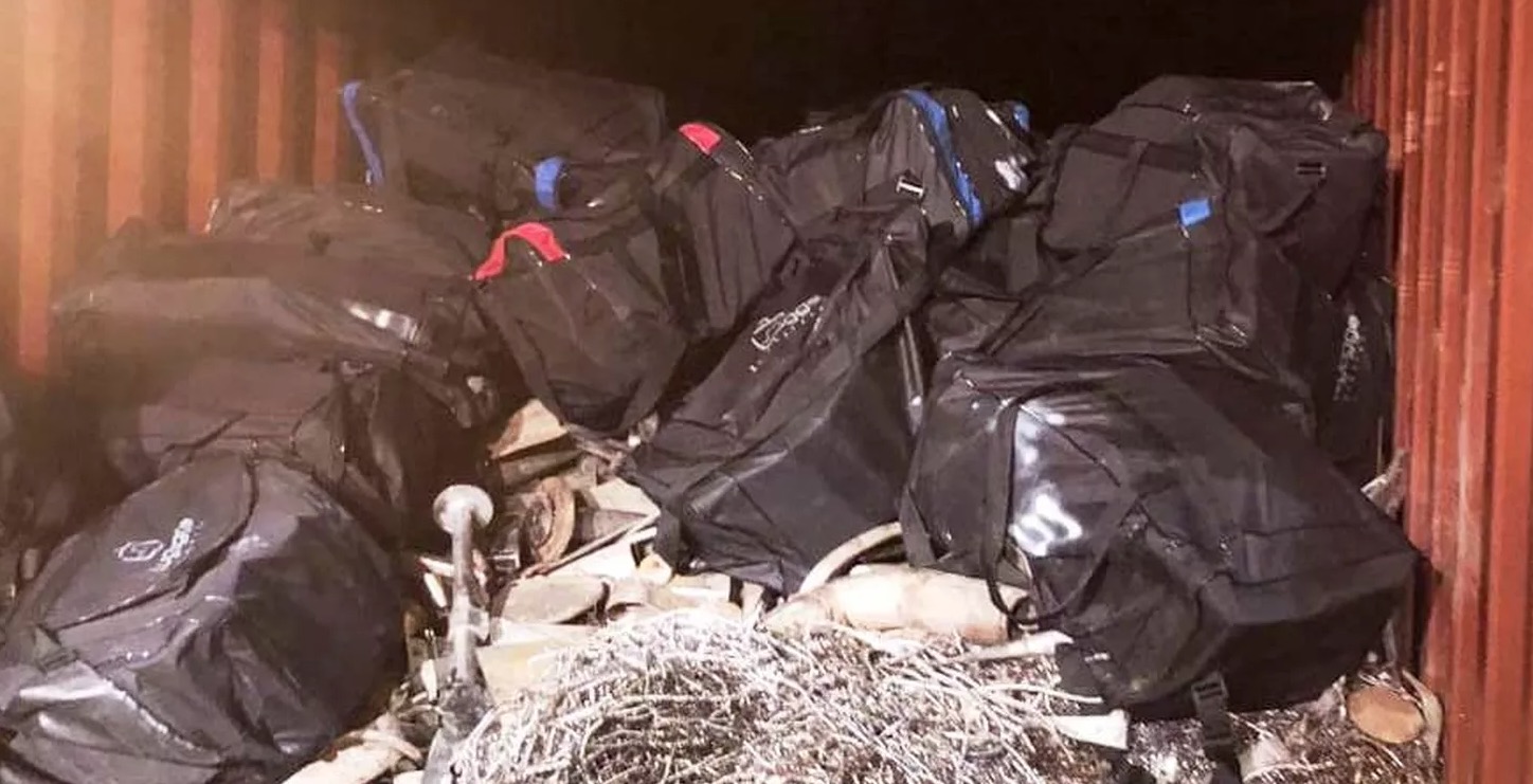 Traficantes internacionais içam mais de 1,2 toneladas de drogas para navio atracado no Porto de Santos