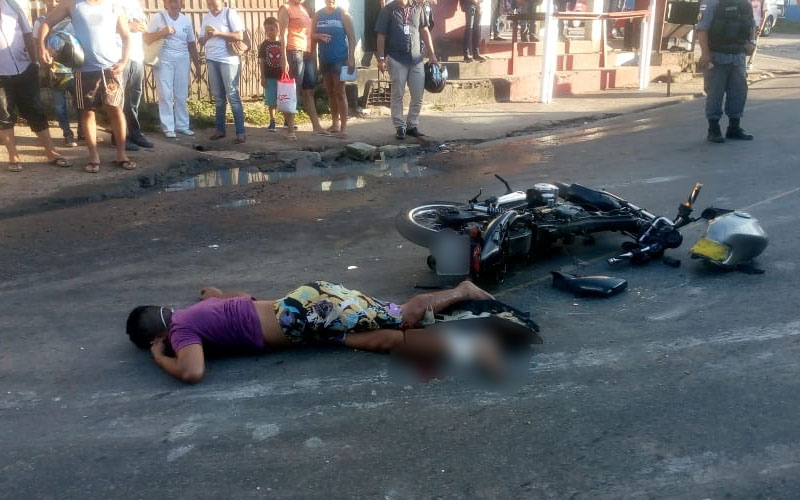 Acidente entre motocicleta e caçamba deixa homem ferido em avenida de Manaus