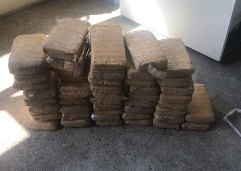 Em Manaus, polícia apreende 50kg de drogas escondida em fundo falso de carro