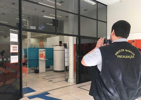 Três agências bancárias são multadas por falta de portas de segurança em Manaus