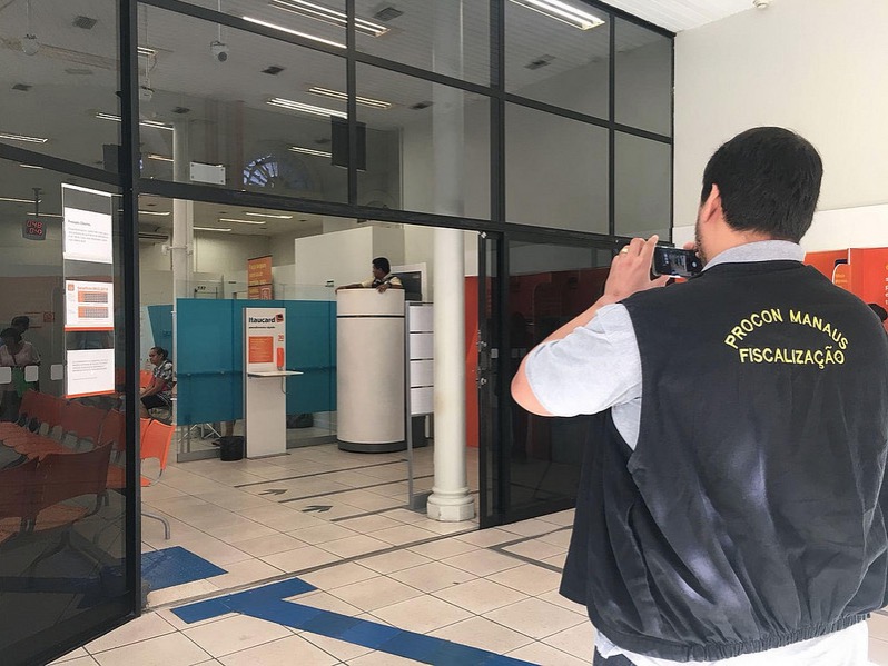 Três agências bancárias são multadas por falta de portas de segurança em Manaus