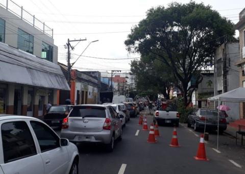 Árvore tomba em avenida de Manaus e deixa trânsito congestionado