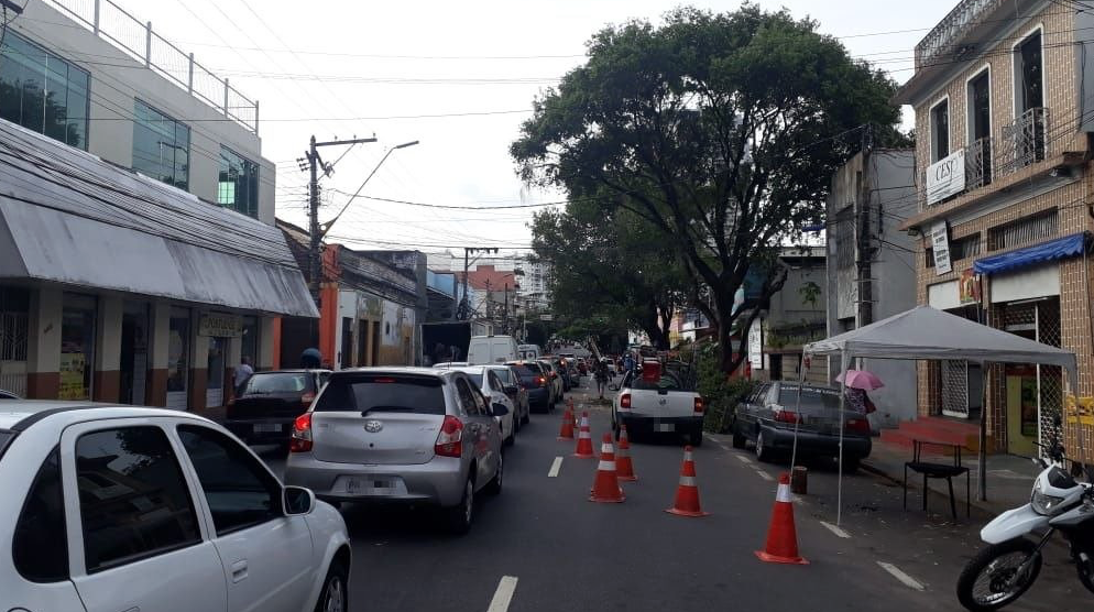 Árvore tomba em avenida de Manaus e deixa trânsito congestionado