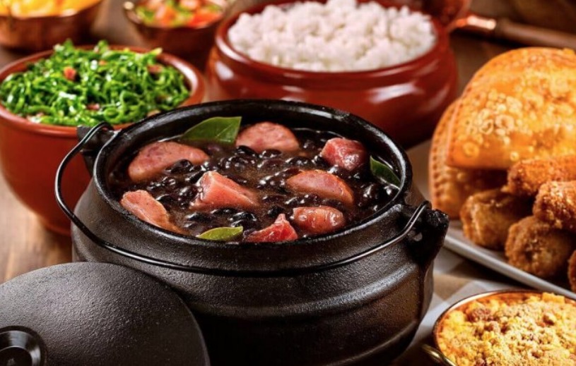 A Grande Família promove feijoada para anunciar samba-enredo 2019