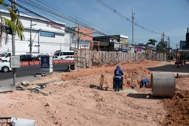 Obra na Avenida Djalma Batista inicia fase de pavimentação
