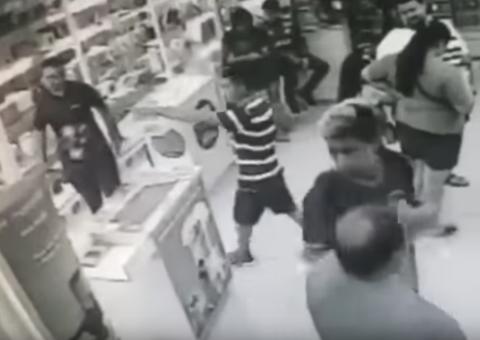 Vídeo flagra momento que suspeitos roubam loja em shopping de Manaus