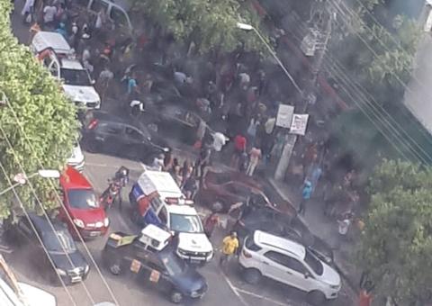 Confusão no Centro: Suspeito de assalto é baleado e cai dentro de loja em Manaus