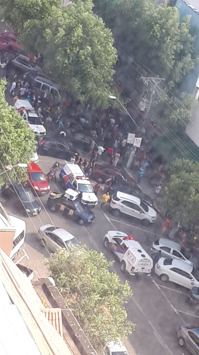 Confusão no Centro: Suspeito de assalto é baleado e cai dentro de loja em Manaus