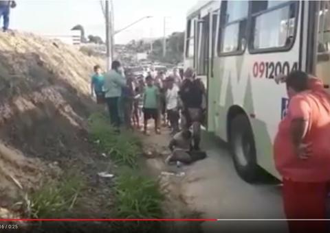 Populares tentam linchar suspeito de assalto à ônibus em Manaus