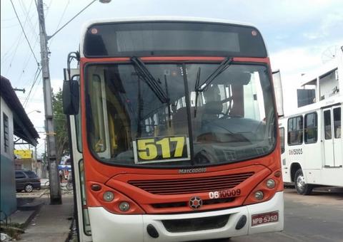 Bandido coloca arma 'na cara' de cobradora durante assalto à ônibus em Manaus