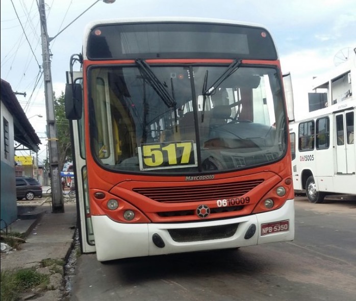 Bandido coloca arma 'na cara' de cobradora durante assalto à ônibus em Manaus