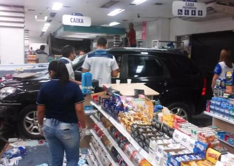 Carro invade drogaria e deixa funcionária ferida em Manaus