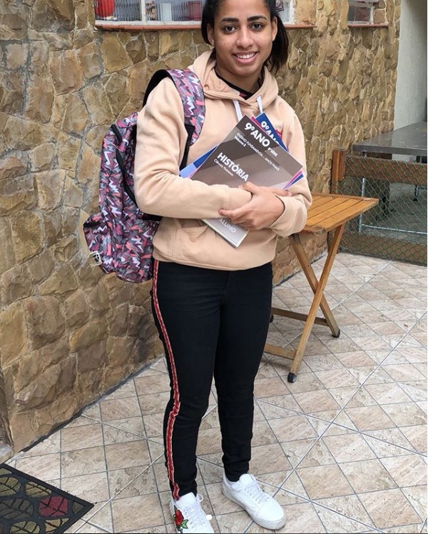 Após ser proibida de fazer shows, MC Loma se matricula em escola 