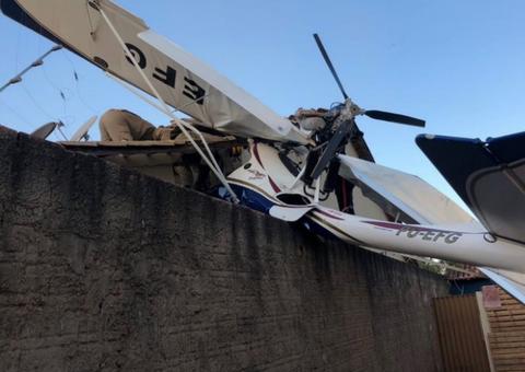 Avião cai em cima de casa e deixa três pessoas feridas em Goiânia