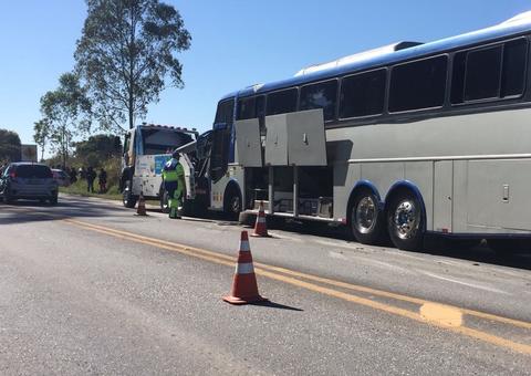 Motorista morre esmagado por ônibus enquanto trocava pneu em estrada