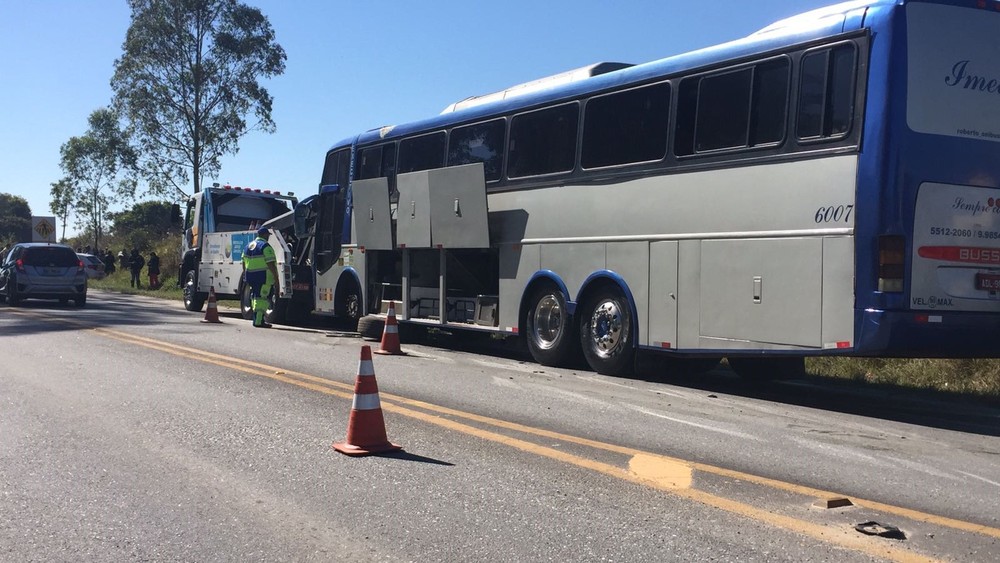 Motorista morre esmagado por ônibus enquanto trocava pneu em estrada
