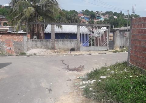 Conversando com colegas, adolescente é morto a tiros em rua de Manaus