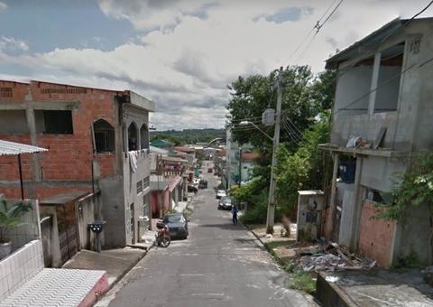De tornozeleira eletrônica, rapaz é assassinado em frente de casa em Manaus