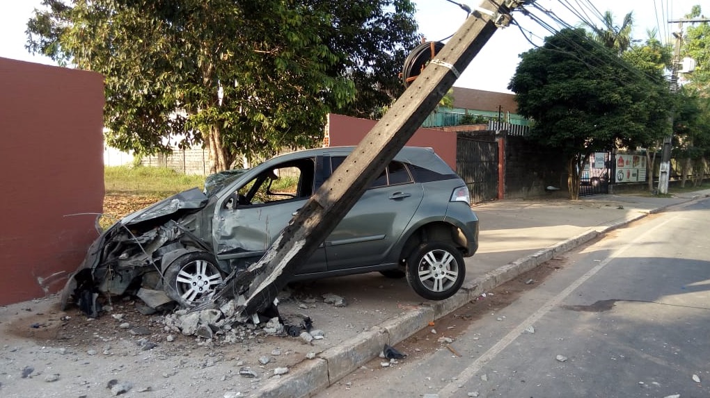 Carro colide com muro e fica completamente destruído na avenida do Turismo 