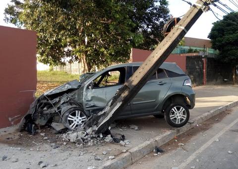 Carro colide com muro e fica completamente destruído na avenida do Turismo 