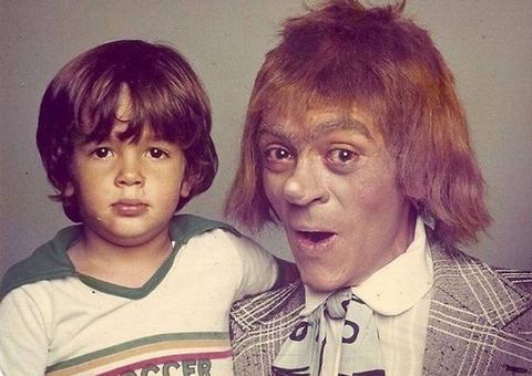 Bruno Mazzeo presta homenagem a Chico Anysio: 'Meu paipai'