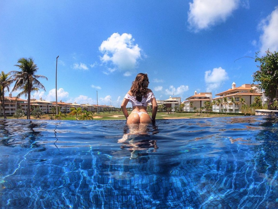 Ana Lúcia posa com bumbum para cima de fio-dental