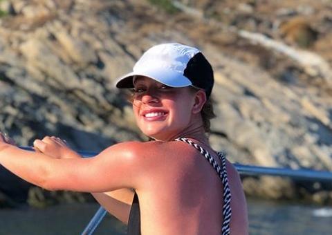 Marina Ruy Barbosa mostra marquinha de bronze e barriga negativa em novas fotos