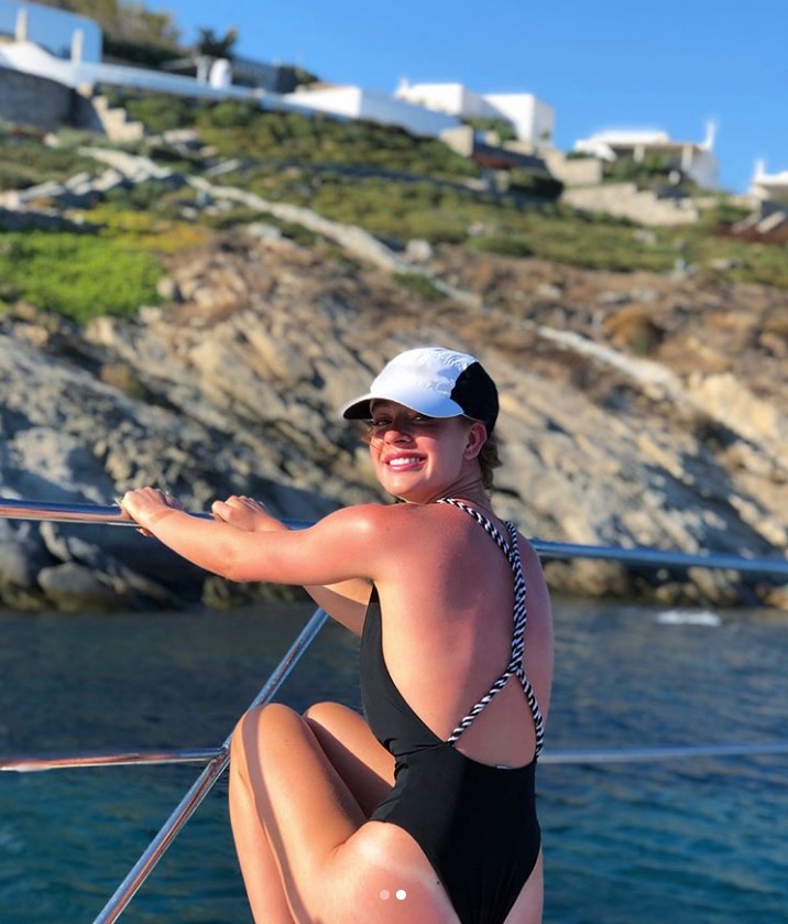 Marina Ruy Barbosa mostra marquinha de bronze e barriga negativa em novas fotos