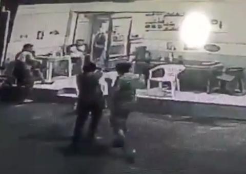 Vídeo flagra momento que jovem é morto a tiros na frente de casa em Manaus