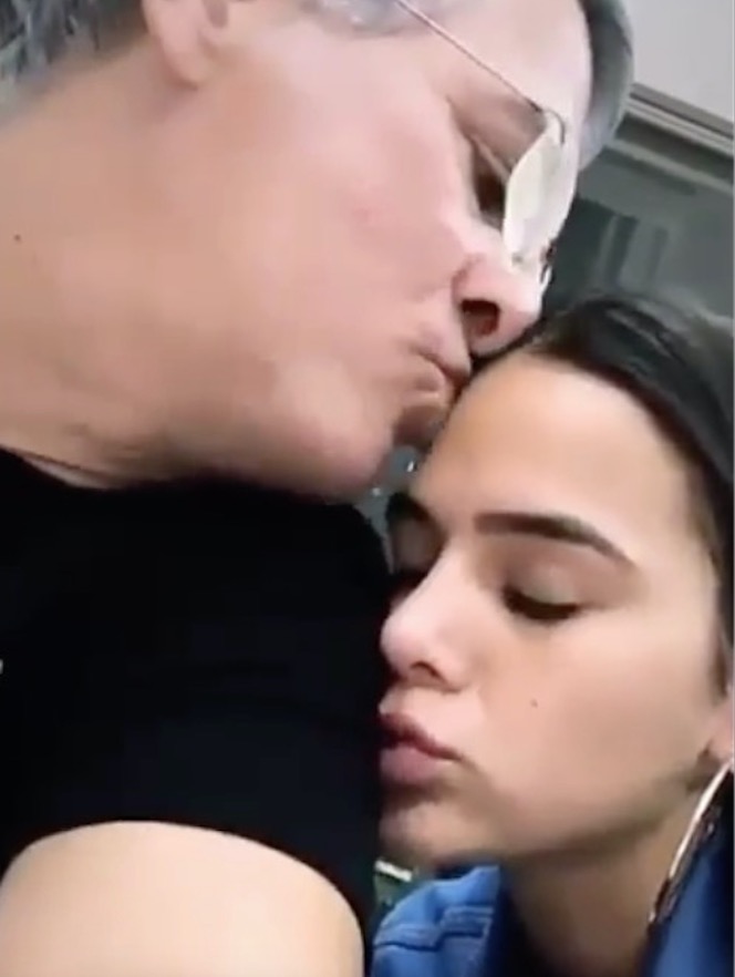  Bruna Marquezine faz textão em homenagem ao pai e mostra foto bebê