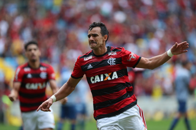 Flamengo vence Cruzeiro com gol de Henrique Dourado