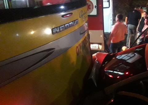 Mulher fica ferida ao colidir carro contra traseira de ônibus articulado em Manaus